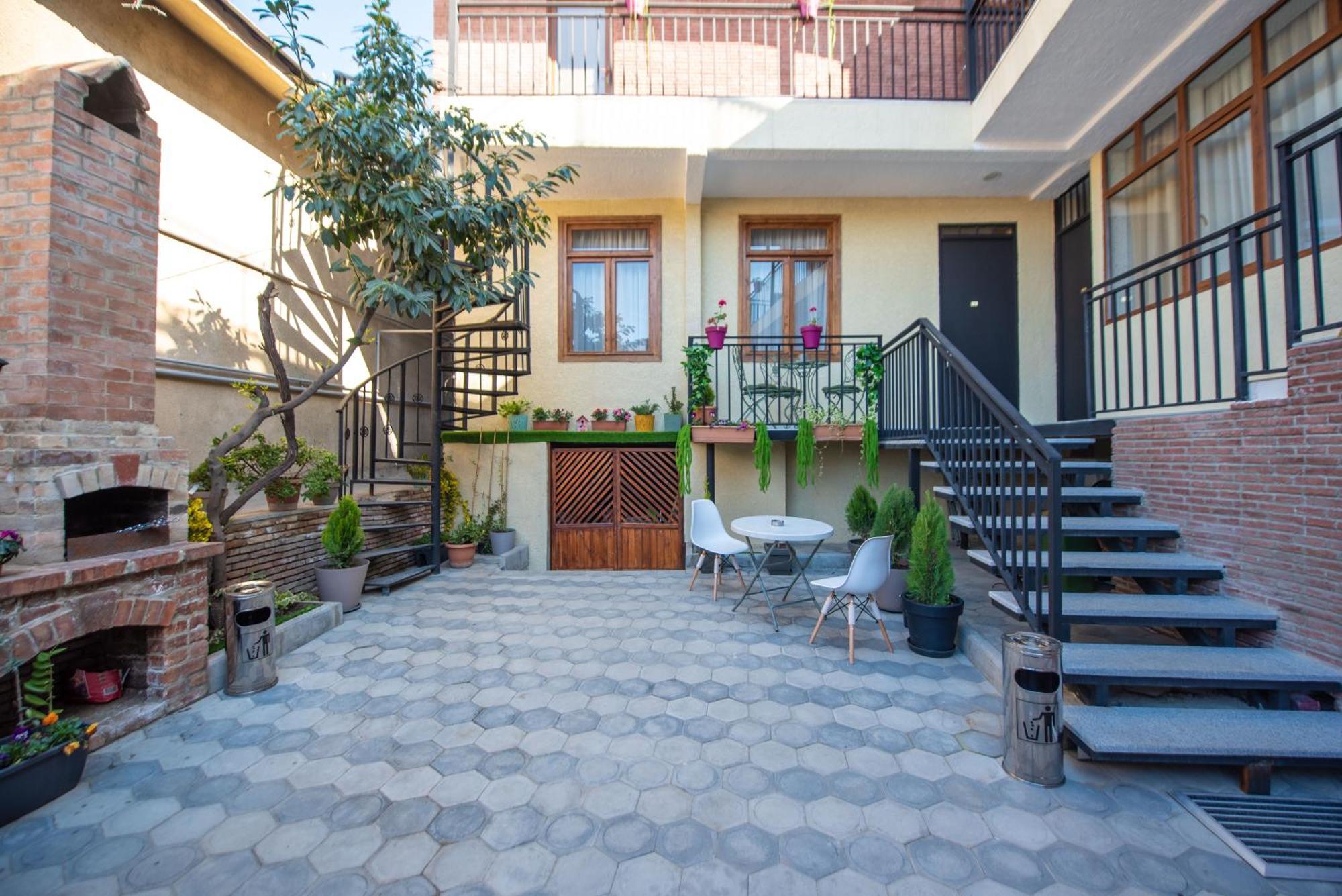 Kraveli Hotel Tbilisi Exterior foto